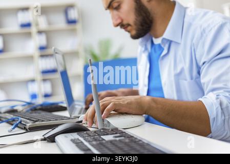 Frustriert junger Mann wegen der schwachen Internet Empfang Stockfoto