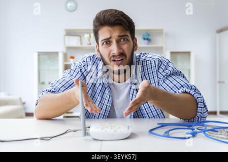 Frustriert junger Mann wegen der schwachen Internet Empfang Stockfoto