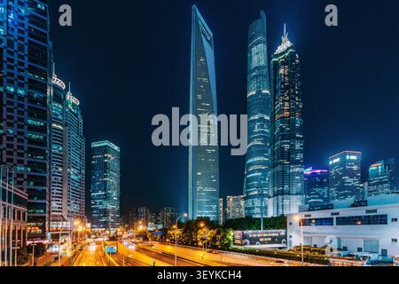 Skyline von Shanghai Lujiazui bei Nacht mit beleuchteten Wolkenkratzern und Stadtverkehr Stockfoto