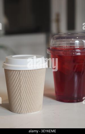 Kaffee- und Teegetränke auf einem Tisch in einem Café Stockfoto