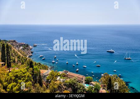 Panoramablick über die Bucht von Taormina und das Ionische Meer von den Klippen von Taormina, Sizilien, Italien. Stockfoto