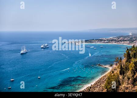 Panoramablick über die Bucht von Taormina und das Ionische Meer von den Klippen von Taormina, Sizilien, Italien. Stockfoto