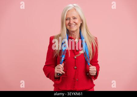 Reife Frau lächelt und umarmt positive gesunde Langlebigkeit Stockfoto