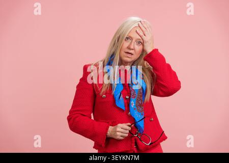Seniorin, die Gedächtnisverlust und Stress erlebt Stockfoto