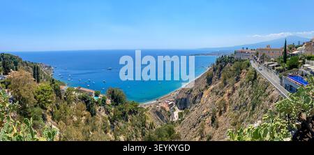 Panoramablick über die Bucht von Taormina und das Ionische Meer von den Klippen von Taormina, Sizilien, Italien. Stockfoto