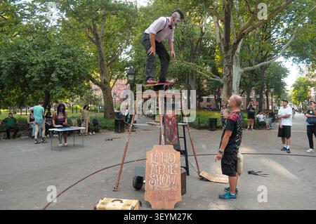 New York, Usa. Juli 2026. Ein Varieté-Straßenkünstler namens The Loud MIME Show spielt einen Stunt im Washington Square Park, Manhattan, New York City. Quelle: SOPA Images Limited/Alamy Live News Stockfoto