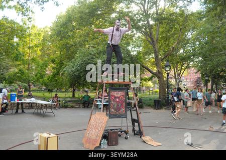 New York, Usa. Juli 2026. Ein Varieté-Straßenkünstler namens The Loud MIME Show spielt einen Stunt im Washington Square Park, Manhattan, New York City. Quelle: SOPA Images Limited/Alamy Live News Stockfoto