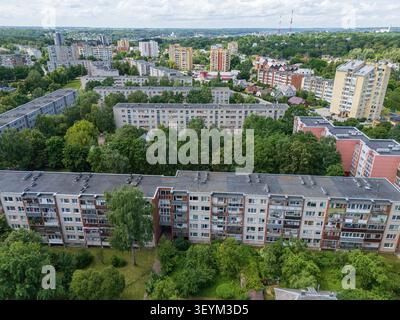 Luftaufnahme von Wohnblocks aus der Sowjetzeit, umgeben von Bäumen in der osteuropäischen Stadt Kaunas Litauen, städtisches Wohnviertelkonzept. Stockfoto
