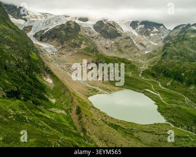Blick aus der Vogelperspektive auf den Steingletscher und Steinsee, umgeben von saftig grünen alpinen Hängen und felsigem Berggelände in Innertkirchen, Kanton Bern, Schweiz Stockfoto
