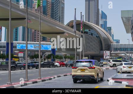Dubai, VAE, 17.06.2026 U-Bahn-Station Dubai an der Sheikh Zayed Road mit RTA-Stadtverkehr, Taxis und modernen Wolkenkratzern. Stockfoto