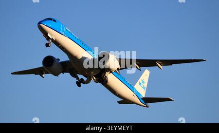 Bild einer KLM Embraer E195-E2, die bei Abendlicht von der Landebahn 36L am Flughafen Amsterdam Schiphol abhebt. Stockfoto