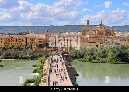 Römische Brücke über den Guadalquivir und die Skyline der Moschee-Kathedrale in Córdoba. Historisches Stadtpanorama, Andalusien, Spanien. UNESCO-Stätte Stockfoto