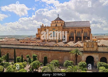 Moschee-Kathedrale von Cordoba und Blick auf den Patio de los Naranjos von oben unter einer bewölkten Himmel. Historisches Stadtzentrum, Andalusien, Spanien. UNESCO-Stätte. Stockfoto