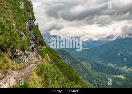 Aus der Vogelperspektive des Wanderweges zum Lago di Sorapis in den italienischen Dolomiten Stockfoto