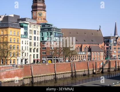 Katharinenkirche und Fassaden in der Nähe der Speicherstadt in Hamburg. Stockfoto