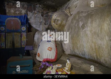 Nahaufnahme des Kopfes der liegenden Buddha-Statue im Dambulla-Höhlentempel, einem UNESCO-Weltkulturerbe in Dambulla, Sri Lanka. Stockfoto
