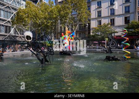 Strawinsky-Brunnen in Paris mit bunten Skulpturen und spritzendem Wasser in der Nähe des Centre Pompidou. Paris, Frankreich - 11. Oktober 2025. Stockfoto