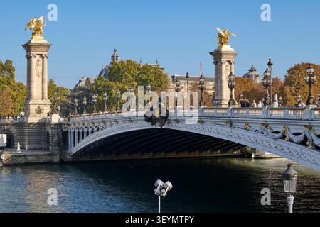 Brücke Pont Alexandre III in Paris mit goldenen Statuen über die seine. Paris, Frankreich - 14. Oktober 2025. Stockfoto
