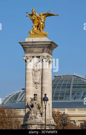 Pont Alexandre III. Goldene Statuen und Grand Palais in Paris, Frankreich. Stockfoto