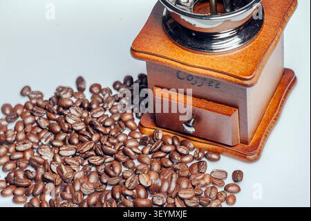 Gemahlener Kaffee aus der Mahlmaschine mit einigen Kaffeebohnen vor dem Mahlen Stockfoto