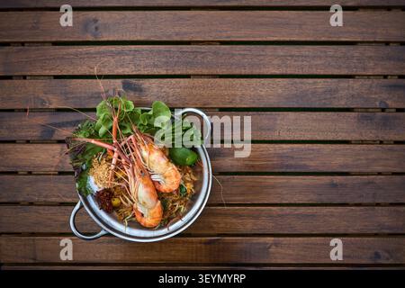 Foto von Pad thai mit zwei Süßwassergarnelen auf dem Holztisch mit Kopierraum Stockfoto