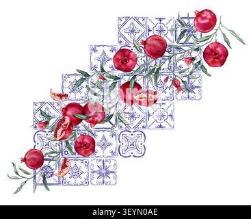 Kompositionen mit Big Branch Granatapfel mit rosa Blüten und Halbfrucht auf Keramikfliesen Ornament. Blaues mediterranes Element auf isoliert Stockfoto