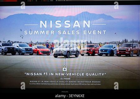 TV-Kabelfernseher-Bildschirmmonitor, Nissan, Nissan Sommerverkauf, Sommerverkauf, Autoverkauf, Automarkenverkauf, Fahrzeugverkauf, Automobilwerbung Stockfoto