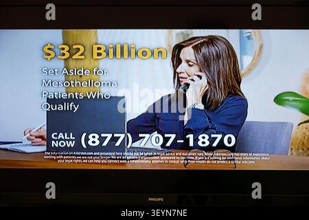 TV-Kabelfernseher-Bildschirmmonitor, Mesotheliom, Mesotheliom-Patienten, rechtliche Werbung, Fernsehwerbung, TV-Werbespot, Anwaltswerbung Stockfoto