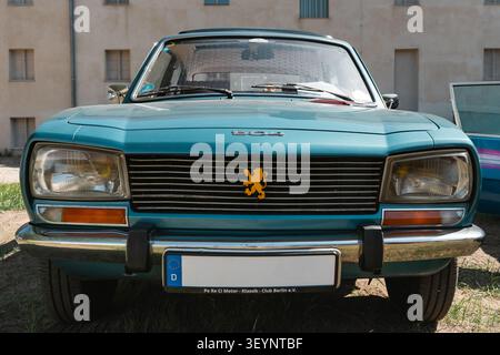 Berlin, Deutschland - 3. Mai 2026. Vorderansicht eines türkisfarbenen Peugeot 504, ausgestellt während des Oldtimer Open Air in der Zitadelle Spandau, einer Oldtimer-Ausstellung Stockfoto