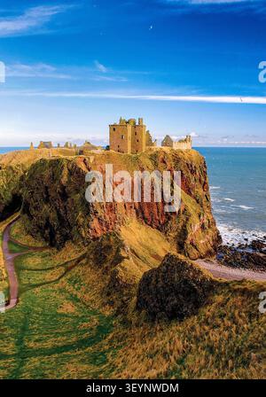 Landschaftsaufnahme der historischen Ruinen von Dunnottar Castle, die auf einer felsigen Klippe über dem Meer thronen, und betont schottisches Erbe und Tourismusmotive. Stockfoto