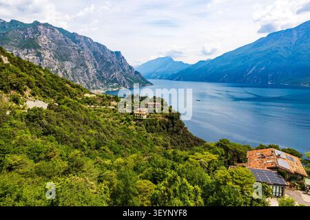 Panoramablick auf den Gardasee, eingerahmt von Klippen und Bergen von den Höhen zwischen Tremosine sul Garda und Limone sul Garda, Lombardei Stockfoto