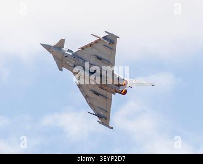 IWM Duxford, Cambridgeshire, Großbritannien. Juli 2026. Ein RAF Eurofighter Typhoon FGR.4 mit Nachbrennern, die auf der Duxford Summer Air Show gezeigt werden. Das Flugzeug wurde von Flight Lieutenant Tom Nation (DRAGON01) von der 29 Squadron bei der RAF Coningsby in Lincolnshire, Großbritannien, gesteuert. Leider musste das Display aufgrund von Avionikproblemen mit dem Flugzeug aufgegeben werden. Quelle: Stuart Robertson/Alamy Live News. Stockfoto