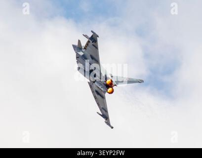 IWM Duxford, Cambridgeshire, Großbritannien. Juli 2026. Ein RAF Eurofighter Typhoon FGR.4 mit Nachbrennern, die auf der Duxford Summer Air Show gezeigt werden. Das Flugzeug wurde von Flight Lieutenant Tom Nation (DRAGON01) von der 29 Squadron bei der RAF Coningsby in Lincolnshire, Großbritannien, gesteuert. Leider musste das Display aufgrund von Avionikproblemen mit dem Flugzeug aufgegeben werden. Quelle: Stuart Robertson/Alamy Live News. Stockfoto