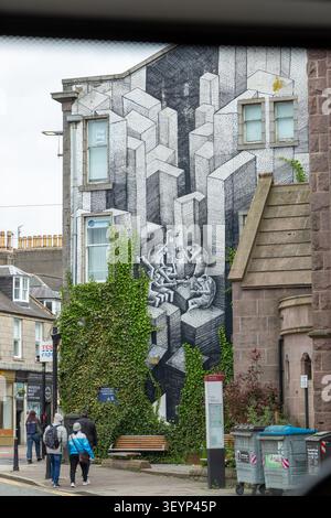 Ein großes Wandgemälde an der Seite eines Hauses namens Endangered Dreams von Phlegm, Union Street, Aberdeen, Schottland Stockfoto