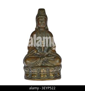 Bronzestatue Guanyin Bodhisattva, die auf einem Lotusthron sitzt und eine heilige Vase auf weißem Hintergrund hält. Symbol des Mitgefühls und des Friedens. Stockfoto