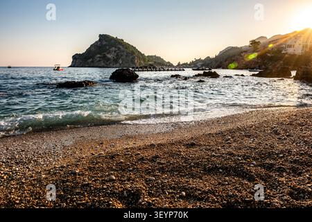 Paleokastritsa Beach, Korfu, Griechenland. Ein Blick auf den Strand Paleokastritsa auf Korfu, Griechenland, einem der beliebtesten Resorts der Insel. Stockfoto