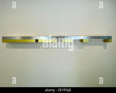 Minimalistische Skulptur von Donald Judd, ausgestellt in der Peggy Guggenheim Collection in Venedig, Italien. Stockfoto