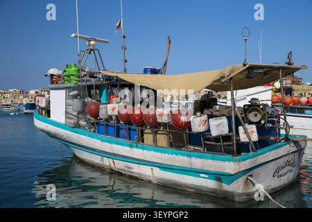 Traditionelle farbenfrohe maltesische Fischerboote, die im Hafen von Marsaxlokk, Malta, festgemacht sind. Stockfoto