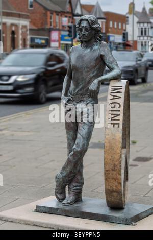 Die Statue von John Lennon in der Penny Lane in Liverpool zeigt Lennon auf einem Friedenssymbol mit dem Wort Imagine am Umfang. Stockfoto