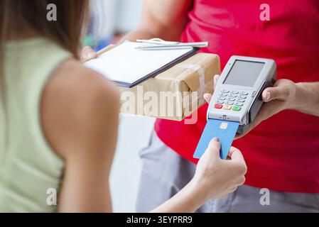 Paketversand mit Pos und Kreditkarte bezahlt Stockfoto