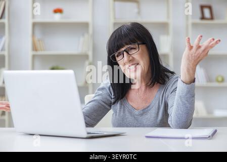 Ältere Frau am Computer zu kämpfen Stockfoto
