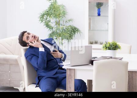 Bankrotten Geschäftsmann, Herzinfarkt, zu Hause Stockfoto