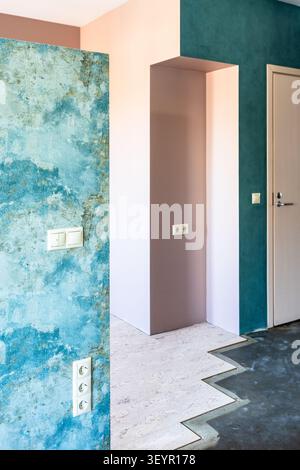 Architekturhintergrund - geometrisches Muster von grünen und rosa Wänden und Boden im Haus Stockfoto