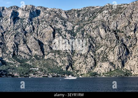 Historisches Uferdorf Perast an der Bucht von Kotor, Montenegro. Stockfoto