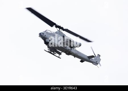 Louisville, Kentucky, USA - 13. April 2019: Donner über Louisville, United States Marine Corps AH-1 Cobra Kampfhubschrauber Durchführen einer Fliege von über Stockfoto
