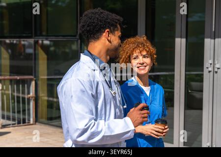 Gesundheitsfachkräfte machen eine Kaffeepause im Freien Stockfoto