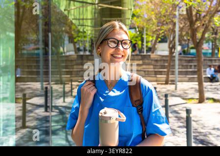 Junge Medizinstudentin lächelt in Peelings Stockfoto