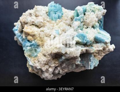 Exemplar des Minerals aus der geologischen Sammlung - natürliche drusen aus aquamarinem Felsen Nahaufnahme auf schwarzem Hintergrund aus der Sherlovaya gora zabaykalsky region Stockfoto