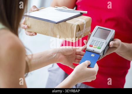 Paketversand mit Pos und Kreditkarte bezahlt Stockfoto