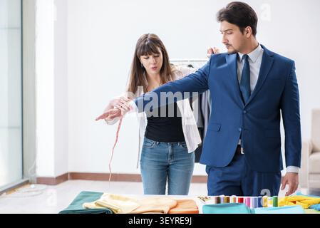 Professionelle maßgeschneiderte Messungen für Anzug Stockfoto